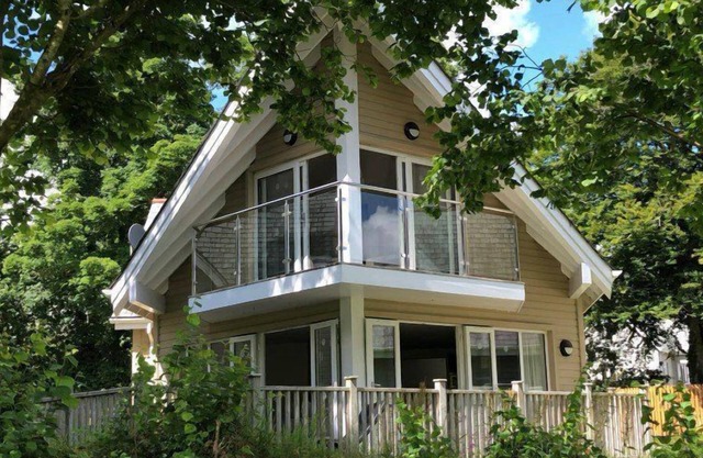 Trewhiddle Villa 19 - a trewhiddle that sleeps 7 guests in 4 bedrooms
