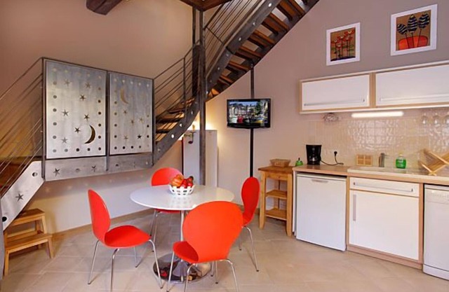 Triplex in character house 2 steps from the Vieux Bassin and salt granaries