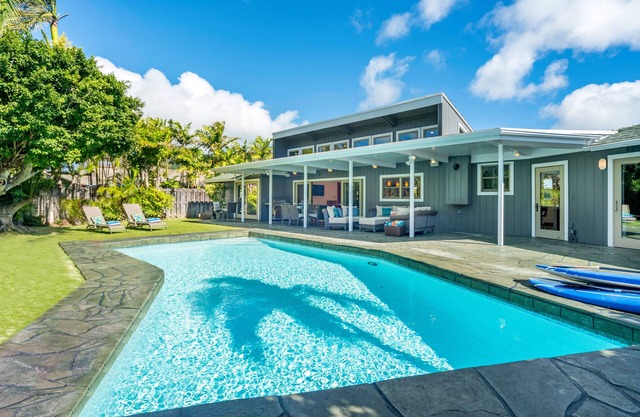 Tropical Home w/Pool, Yard, Outdoor Lanai for Entertaining & A/C. Hale Niuiki