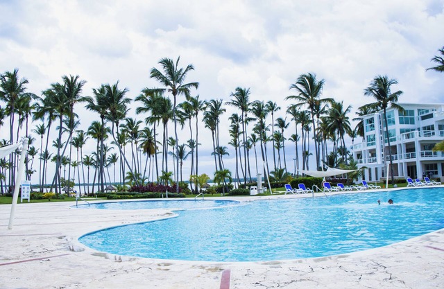 Tropical Oasis + Private Beach - King Bed
