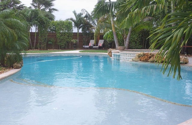Tropical Paradise, Private Heated Pool & Spa, Built-in-BBQ