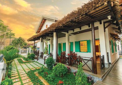 Tropical Rustic 3BR Villa, South Phu Quoc