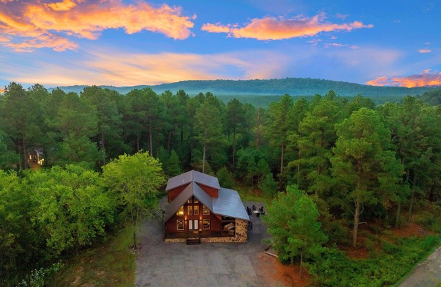 True Grit - Western-Themed Cabin | 3 King Suites, Loft, Hot Tub, Game Room & Outdoor Firepit