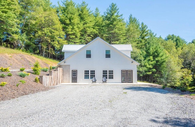Tucked away in the woods - minutes to the New River - King Beds - Acreage to explore!