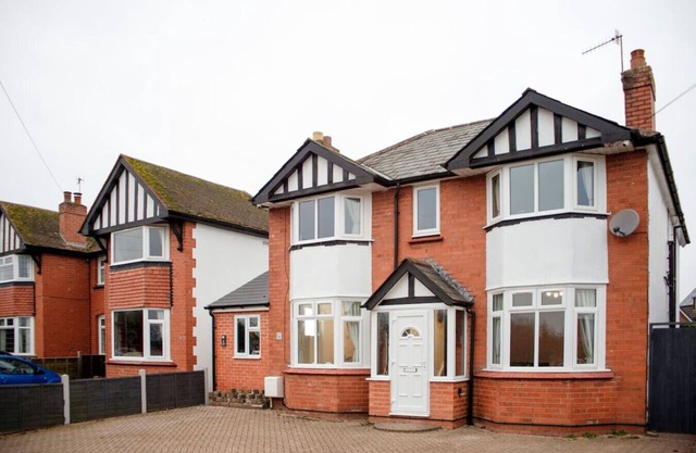 Tudor-Themed 6-Bed Village Gem