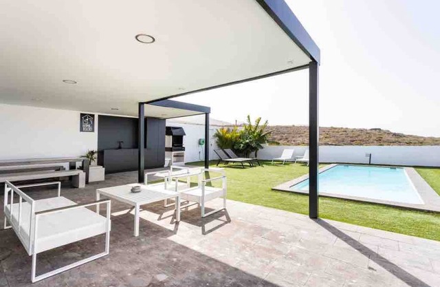 Tulio II family villa heated pool