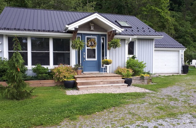 Turkey Point Cottage one block from Lake Erie