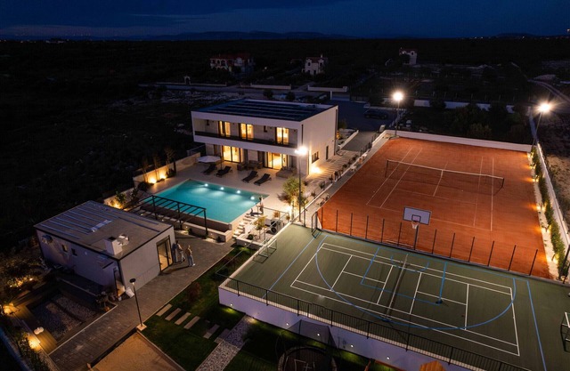 tVilla Freedom with tennis court, infinity pool and sauna