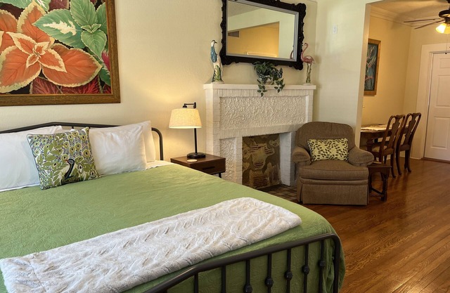 Twin Palm ~Lovely NEW 1BR Studio-Easy walk to Groceries, Downtown, Shops & Food!