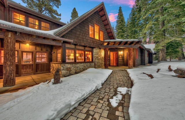 Twin Pine Retreat | Large Yard w/Hot Tub
