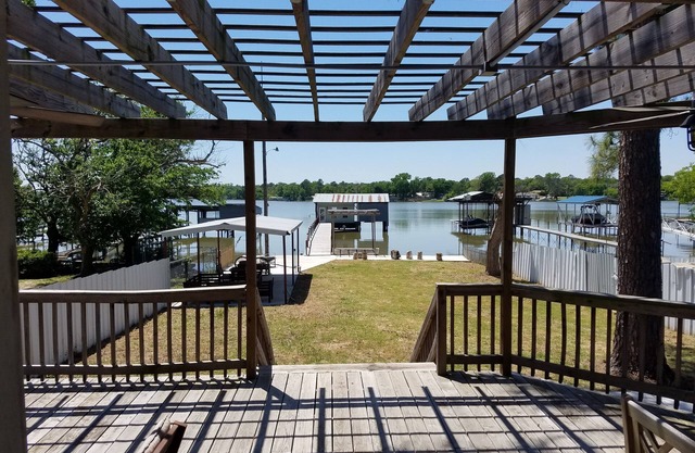 "Twin Pines”-Lakefront House w/Boat House,Kayaks,Pdlebrd,Canoe&Over Water Swings