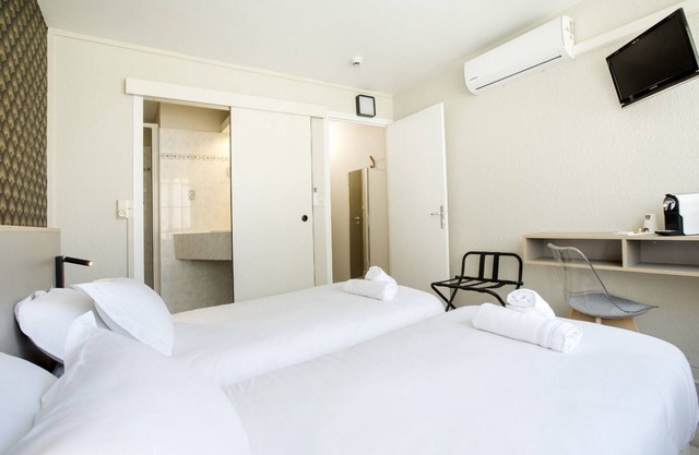 Twin room-Ensuite with Shower-Garden view