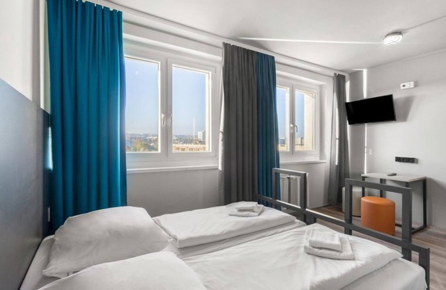 Twin Room, Shower, Toilet - a & o Dresden Hauptbahnhof