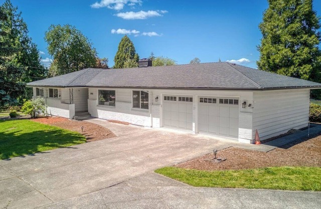 Two acres Home Hot tub, Pool table and Game room