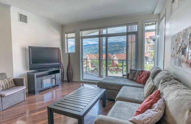 Two Bed - Two Bath - Two Pools Apt