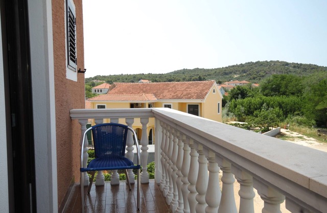 Two bedroom apartment with balcony and sea view Kukljica, Ugljan (A-8253-b)