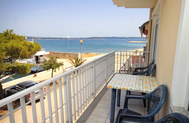 Two bedroom apartment near beach Kukljica, Ugljan (A-8252-a)
