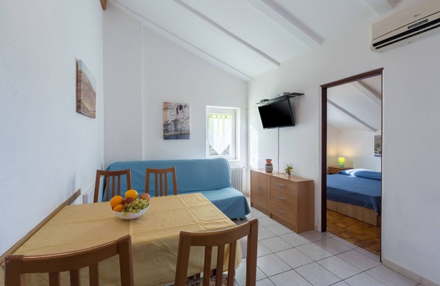Two bedroom apartment with terrace and sea view Karigador, Novigrad (A-2534-b)