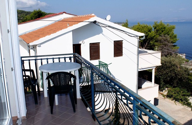 Two bedroom apartment with balcony and sea view Stomorska, Šolta (A-5238-a)