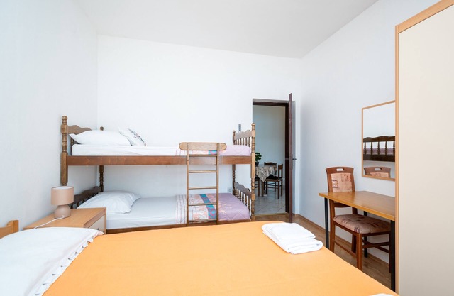 Two bedroom apartment near beach Metajna, Pag (A-6395-e)