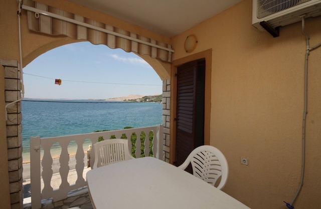 Two bedroom apartment near beach Metajna, Pag (A-6497-d)