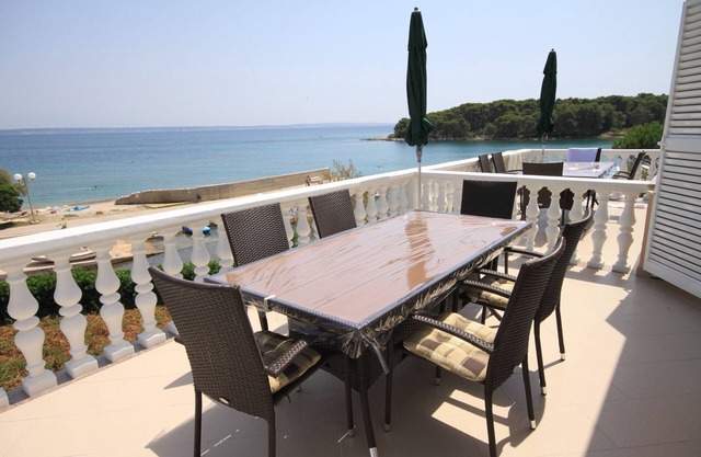 Two bedroom apartment near beach Ugljan (A-829-b)