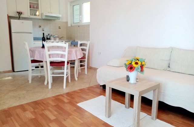 Two bedroom apartment near beach Supetarska Draga - Donja, Rab (A-17201-c)
