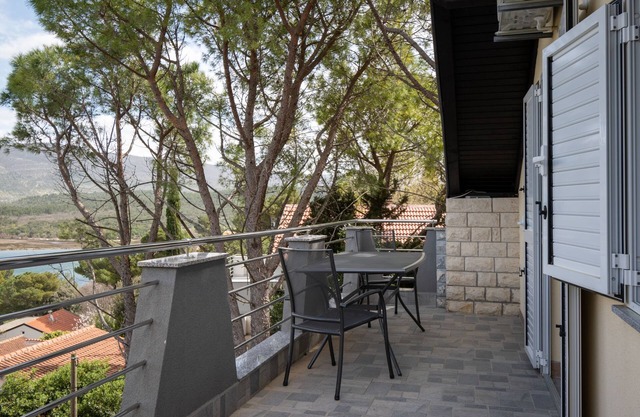 Two bedroom apartment with terrace and sea view Donji Karin, Novigrad (A-22350-b)