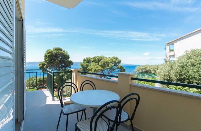 Two bedroom apartment with balcony and sea view Brela, Makarska (A-2717-c)