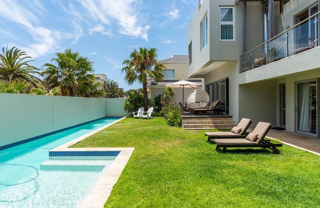 Two bedroom apartment with Table Mountain and sea view