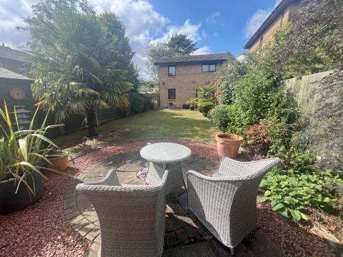 Two Bedroom Central MK Self-Catering House Sleeps 4 - Free Parking & fast WiFi - by Webbhill Stays
