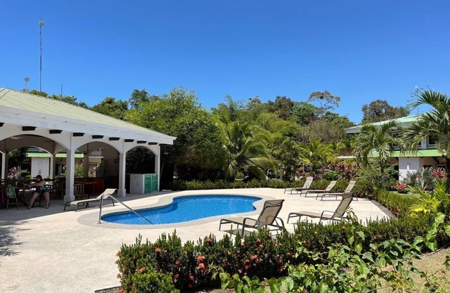 Two-bedroom condo with privacy. 5 minutes to Quepos