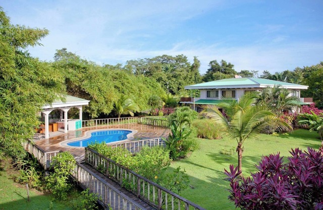 Two-bedroom condo with privacy. 5 minutes to Quepos