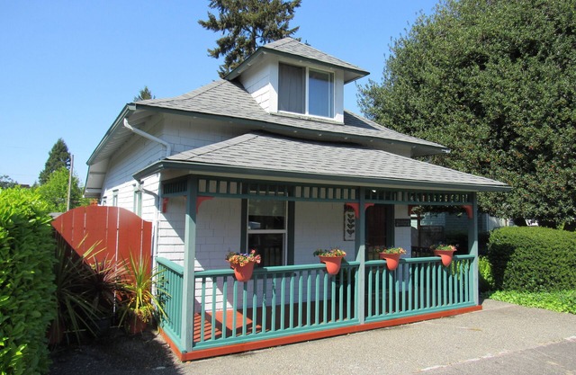 Two Bedroom Cottage In the Heart of Proctor Neighborhood