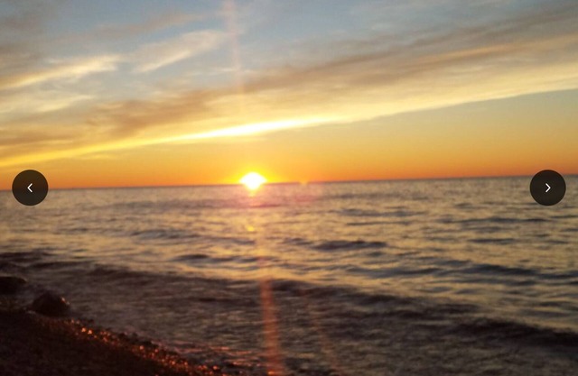 Two bedroom cozy cottage, short walk to Lake Ontario, Chimney Bluffs