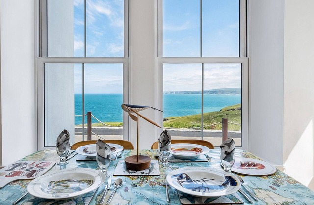 Two Bedroom Flat Overlooking The Sea With Parking