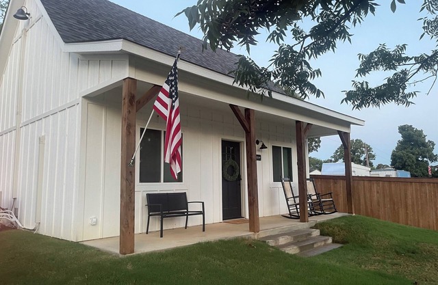 TWO PEAKS-South: New Cozy Cabin-Vaulted Wood Ceiling-Near Lake Texoma & Casinos.