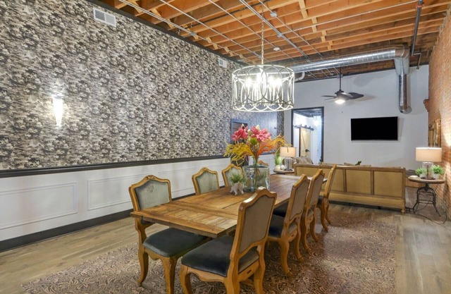 Two Story Suite Overlooking Historic Main Street Galena, IL. Sleeps 16!