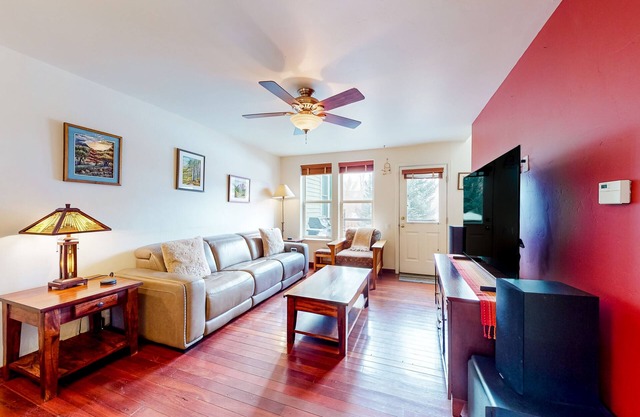 Two-story townhouse with balcony, grill, mountain & pond views, & streaming