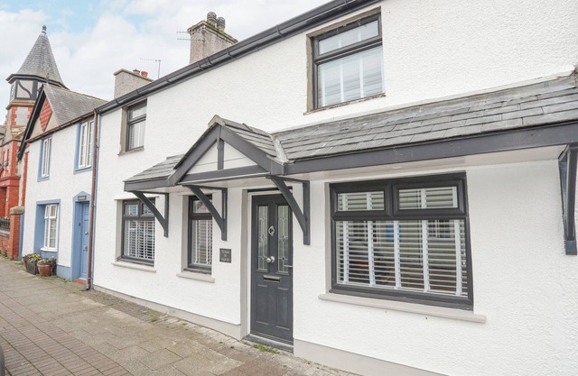 TY BARA, pet friendly, country holiday cottage in Cemaes Bay