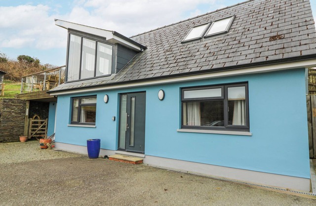 TY HENRI, pet friendly, luxury holiday cottage in Tresaith