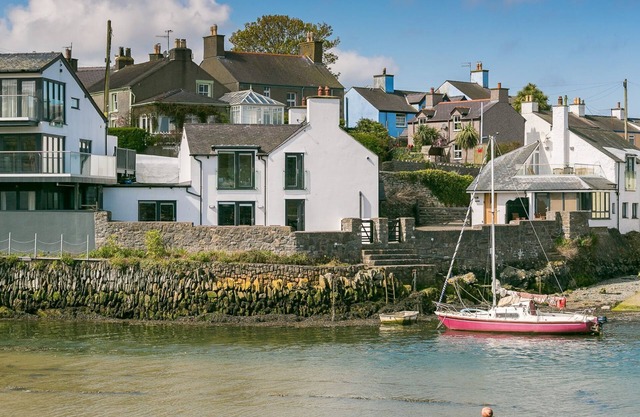 Ty Lawr - an on the beach that sleeps 8 guests in 4 bedrooms