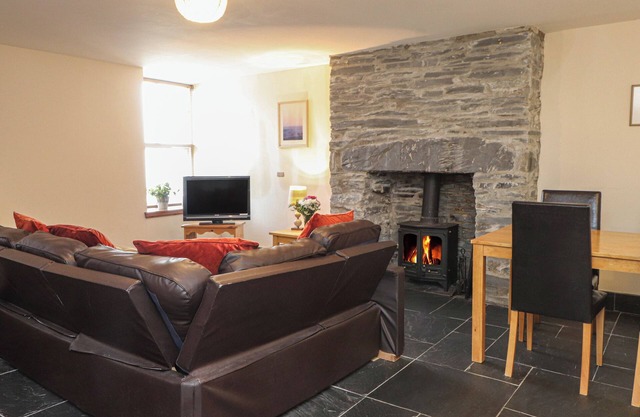 TY LLEWELYN, character holiday cottage in Betws-Y-Coed
