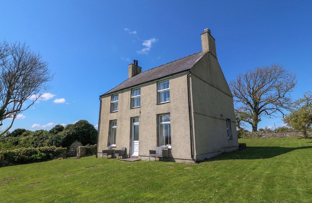 TY MAWR, pet friendly, with open fire in Llanddaniel Fab