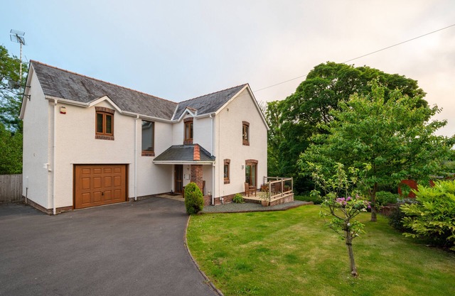 Ty Nant - Four Bedroom House, Sleeps 8