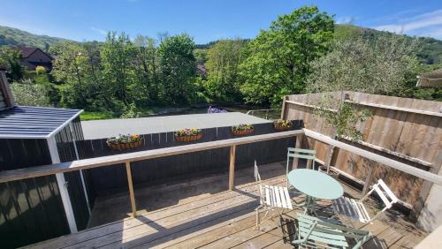 Ty Taf 2 Bed Cottage with Deck & Easy transport links