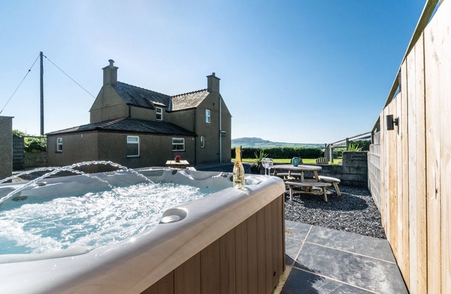 Tyddyn Llŷn - Four Bedroom House, Sleeps 8