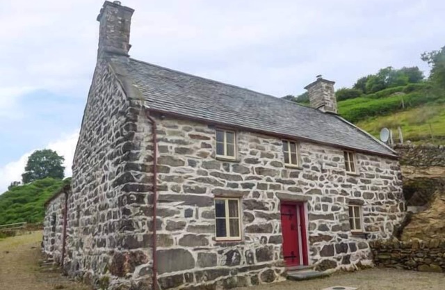 TYN LLWYN, pet friendly, character holiday cottage in Llanelltyd