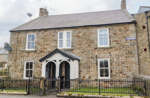TYNE VIEW COTTAGE, pet friendly, with a garden in Bellingham