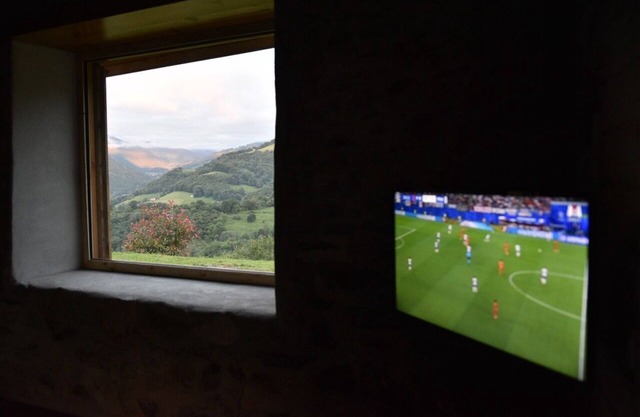 Typical converted barn, breathtaking view of the Pic du Midi and the Pyrenees.